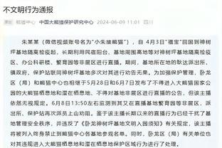 这是出什么问题了？梅西颁奖时站在最后排，被层层挡住几乎不露脸